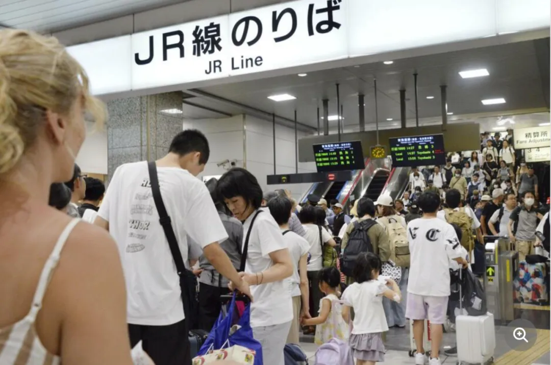 俩中国大妈在日本机场互殴薅头发！日网疯传视频