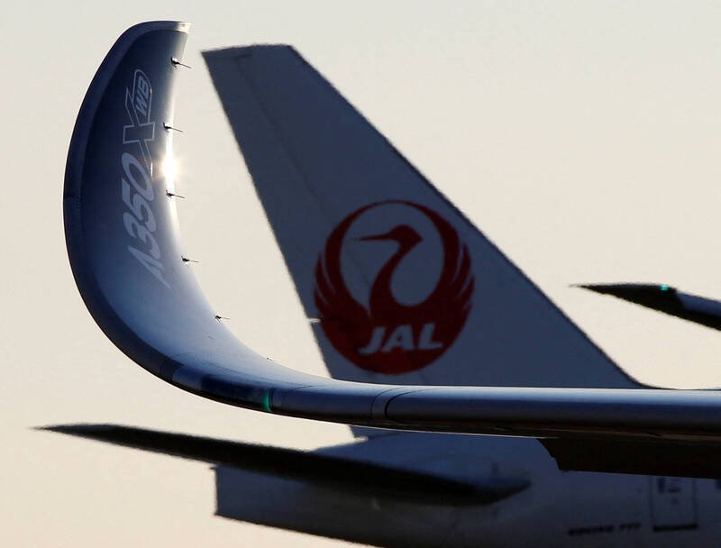 日本航空（JAL）一架编号JL8663班机，原定今（9）日从东京飞往台湾，然而却在起飞不久发现「尾翼异常」，因此临时决定返航。（路透资料照）