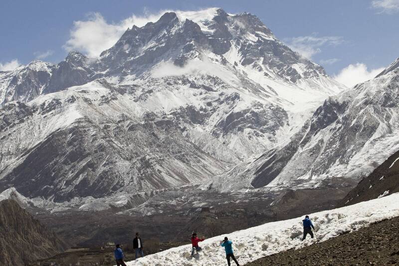 世界第七高峰道拉吉里峰，有5名俄罗斯登山客结一个绳队一起摔死。道拉吉里峰示意图。（欧新社）