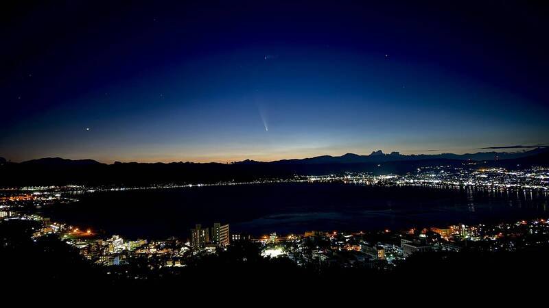 近年来最亮的彗星「紫金山-阿特拉斯彗星」在日本时间昨（13）日通过近地点，从最北的北海道至最南端的冲绳县，全日本多地的民众都能观测到彗星特有的「彗尾」。（图撷取自@zeta_orionis3 社群平台「X」）