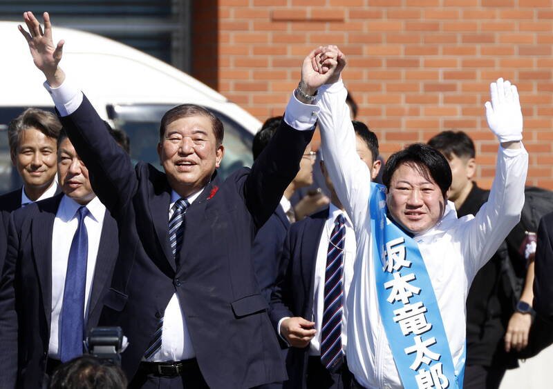 日本首相石破茂解散国会，众议院改选，为自民党候选人站台助选。（欧新社）