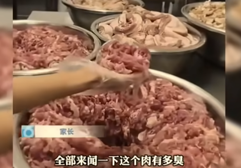 中国云南昆明长丰中学，近来发生学校食堂使用的猪肉散发恶臭，疑似是冷冻10年的「僵尸肉」。（图撷自bilibili）