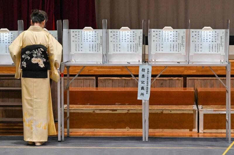 日本众院大选今天投开票，根据日本放送协会（NHK）出口民调显示，自民党预估席次为153到219席，无法单独过半。（法新社）