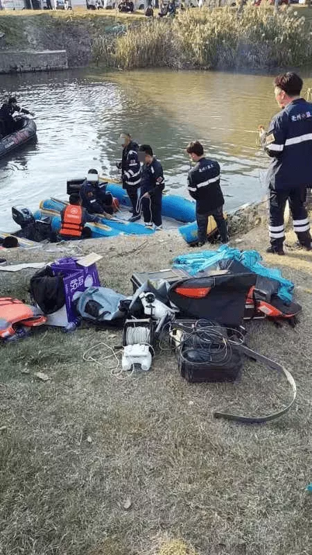 读高一儿子跳桥轻生，丈夫营救身亡其子仍失联