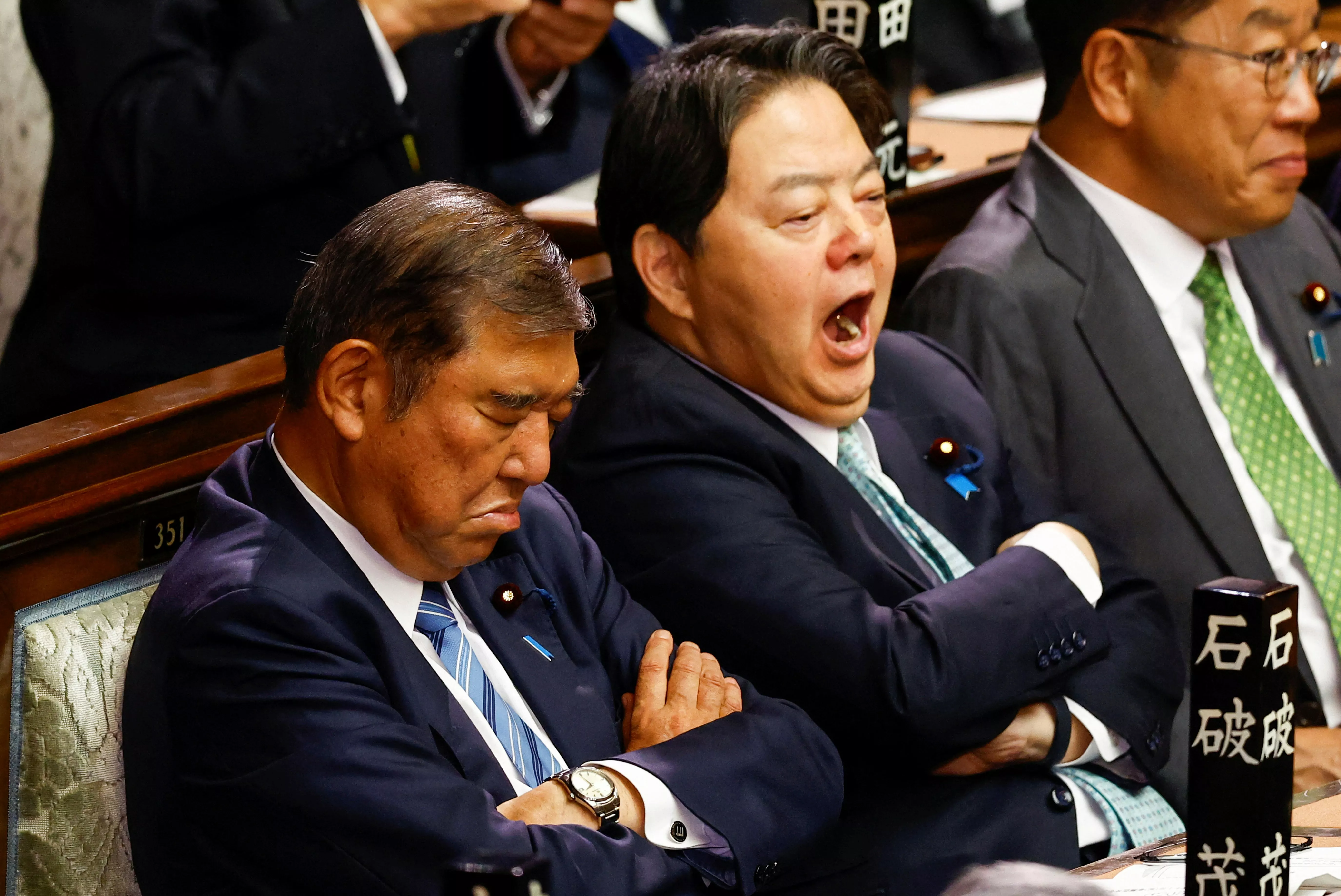 日本首相选举点票 石破茂睡着当选？画面热传