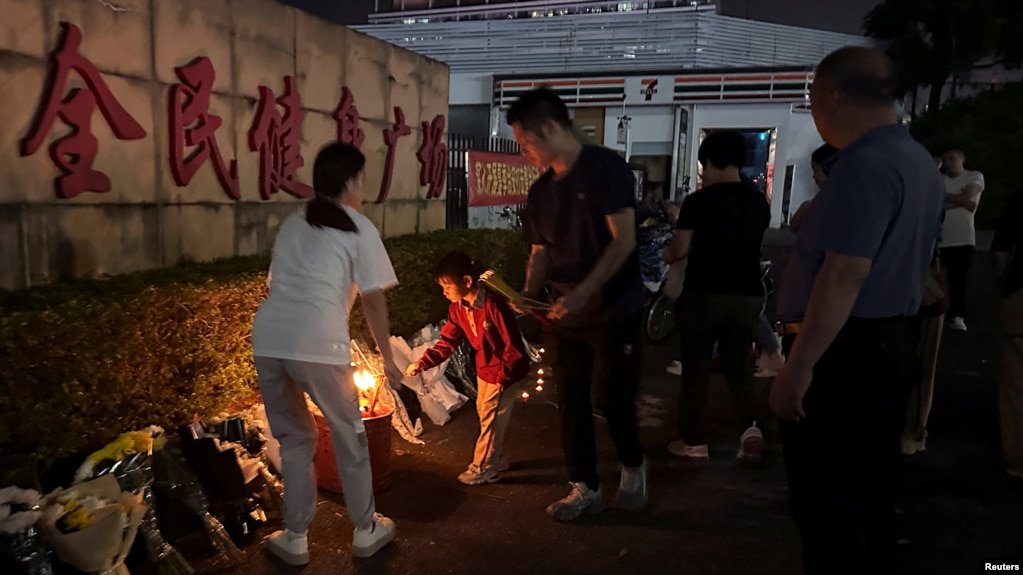 中国广东珠海体育中心发生一名凶嫌驾车蓄意撞人重大恶性案件后市民悼念献花。（2024年11月11日）