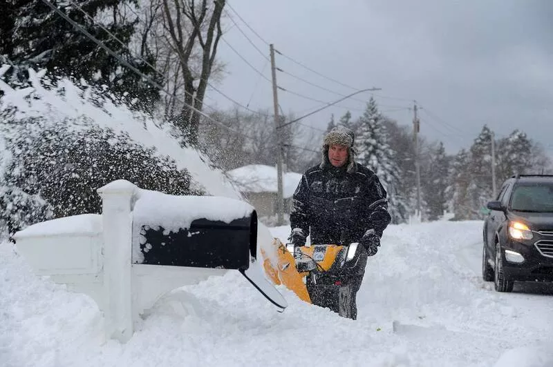 暴雪肆虐五大湖区 纽约州积雪1米 局地进紧急状态