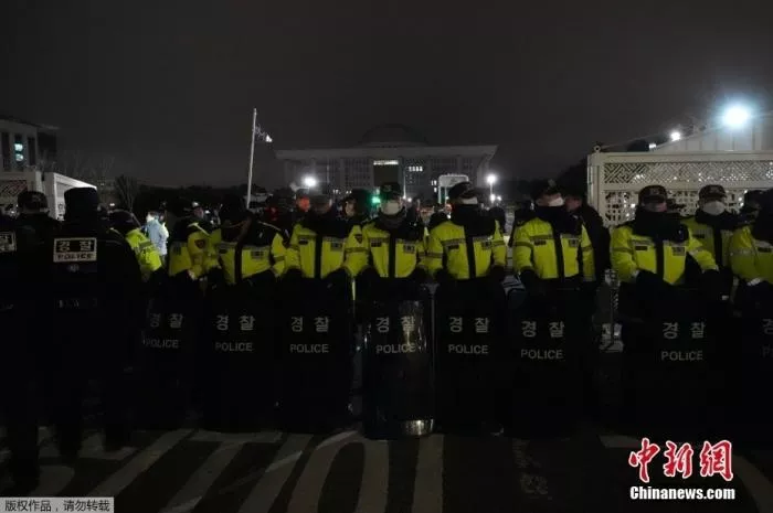 “国家或陷入泥潭”:韩国惊险一夜，究竟发生了什么？