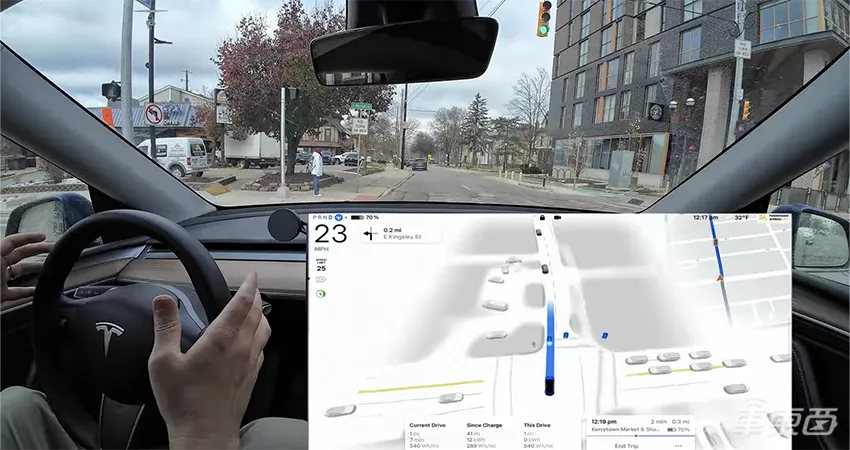 特斯拉最强FSD来了！马斯克自夸比上代强十倍