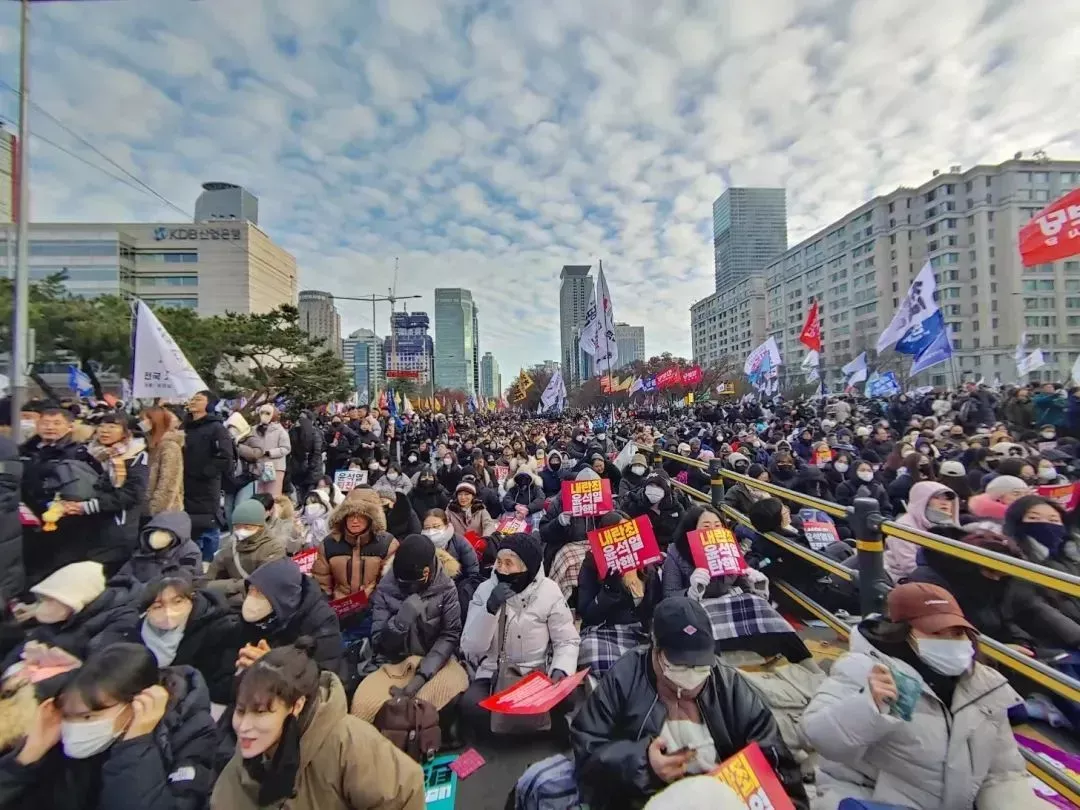 12月7日，韩国民众聚集在国会大楼外等待弹劾表决开始。图/权起植