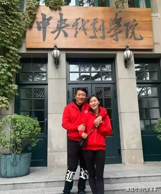 真没想到！这两人居然是夫妻，结婚22年零绯闻