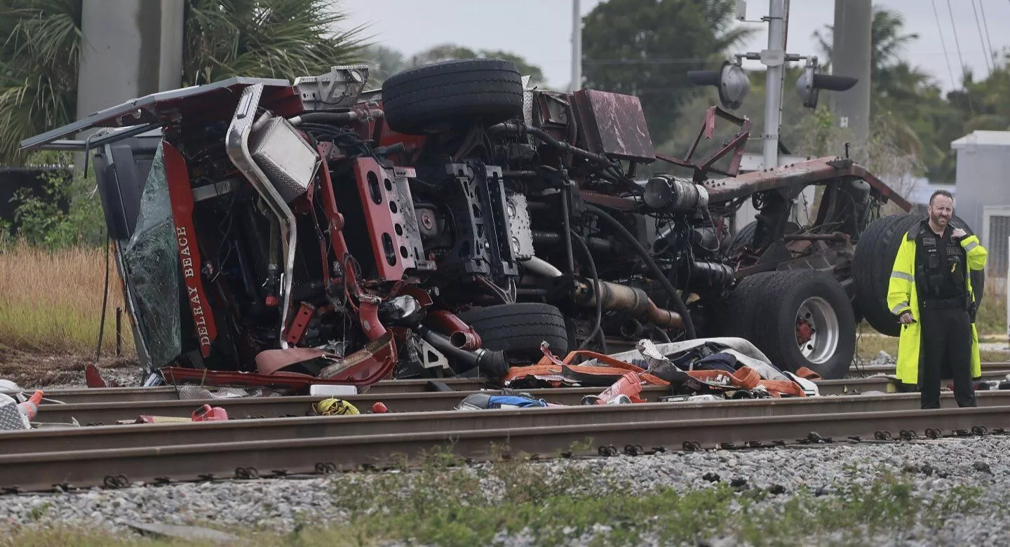 佛州列车拦腰撞断消防车！15人急送医撞击画面曝