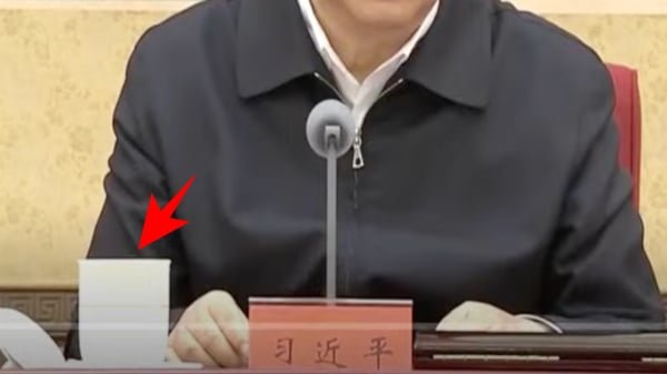 中共政治局召开民主生活会，习近平使用一个茶杯引来热议。（视频截图）