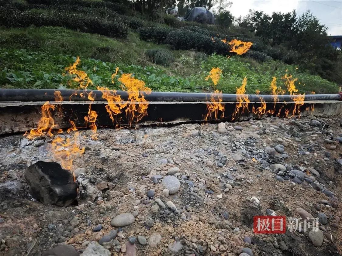 村庄地面起火两月不熄 或为煤层气或浅层天然气