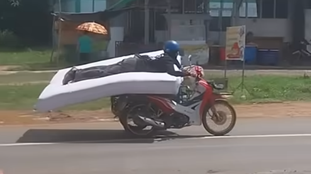 ▲▼床墊騎士來了？泰男「全程爽趴」騎機車　千萬網友看傻。（圖／翻攝TikTok）
