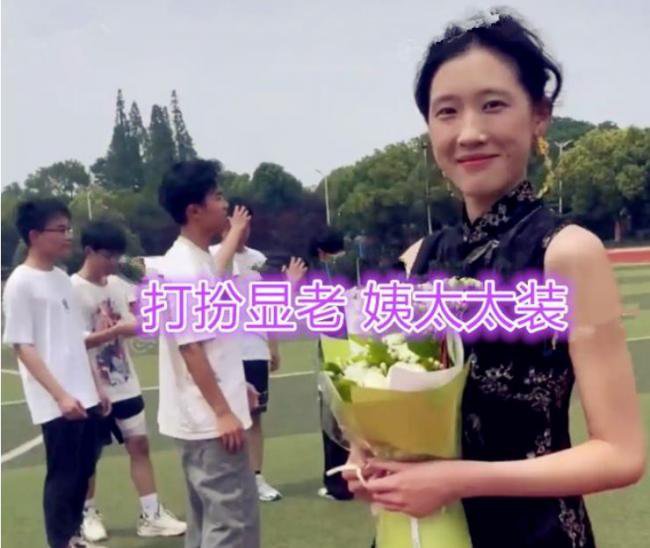 女生穿黑色旗袍参加成年礼 网：她真的18岁吗