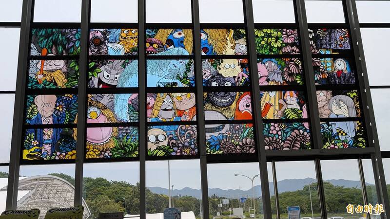 日本鸟取县米子鬼太郎机场的彩绘玻璃呈现了鬼太郎漫画中的各个角色。(记者林翠仪摄) 日本鸟取县米子鬼太郎机场的彩绘玻璃呈现了鬼太郎漫画中的各个角色。(记者林翠仪摄)