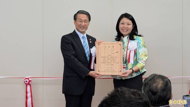 鸟取县知事平井伸治(左)任命虎航董事长黄世惠为「鸟取县如虎添翼大使」。(记者林翠仪摄) 鸟取县知事平井伸治(左)任命虎航董事长黄世惠为「鸟取县如虎添翼大使」。(记者林翠仪摄)