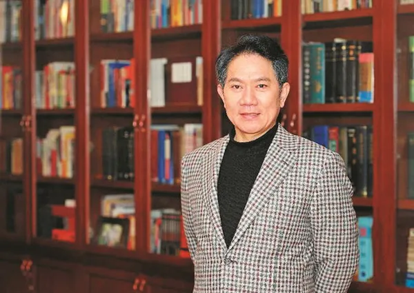 中国75岁百亿霸总大秀肌肉 冲上热搜