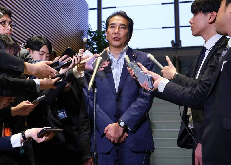 日本米价持续飙涨，农林水产大臣江藤拓竟声称自己从没买过米，因为支持者送的米多到可以拿出来卖。 图为江藤拓19日在石破茂首相官邸外致歉。 （欧新社）