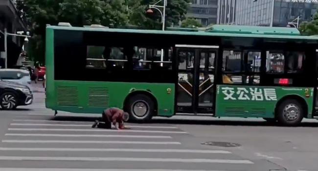 山西老妇车流中跌倒无人理 鼻酸画面曝
