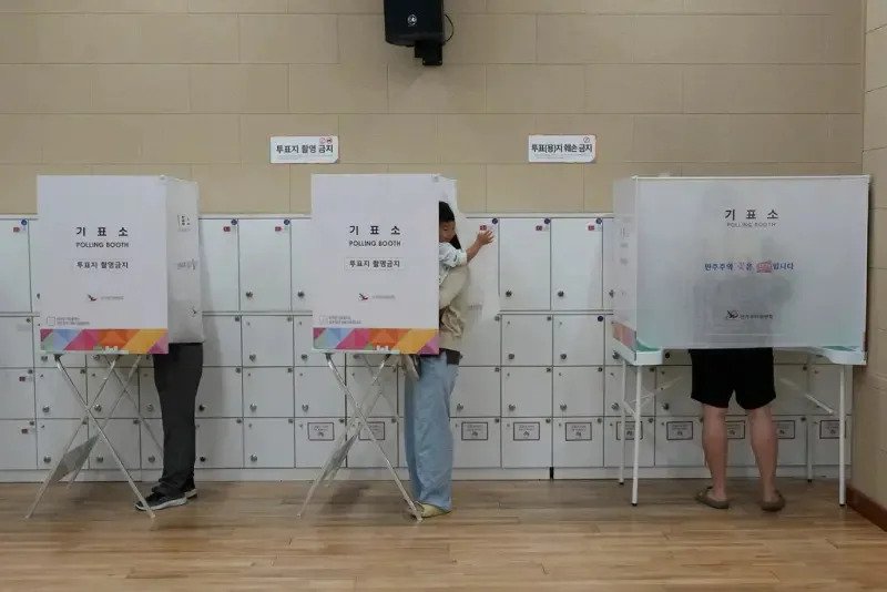 ▲韓國第21屆總統選舉提前投票今（29）日開跑，上午6點在全國3568個投票站正式啟動，截至韓國時間今日下午1點統計顯示，全國投票率達到10.51％，創下提前投票制度實施以來，相同時間的最高紀錄。（圖／美聯社／達志影像）