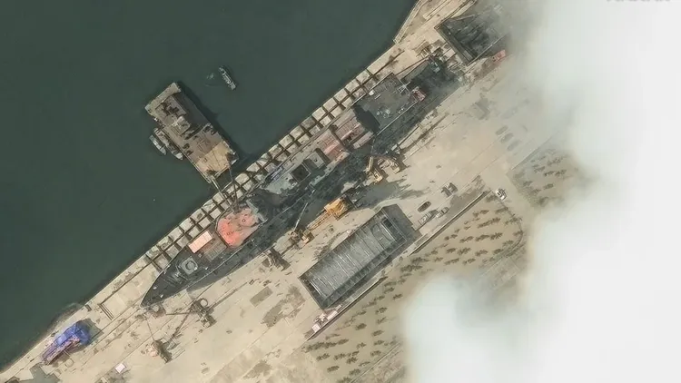 北韓最新驅逐艦出事前停在在清津造船廠。翻攝ＣＮＮ
