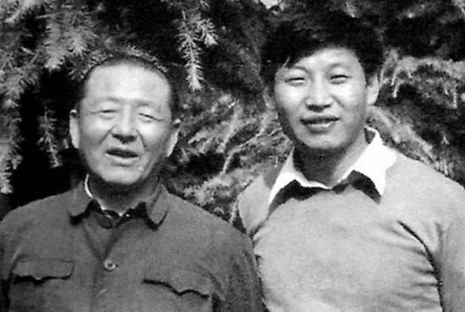 习仲勋（左）和习近平早年合照。网络图片