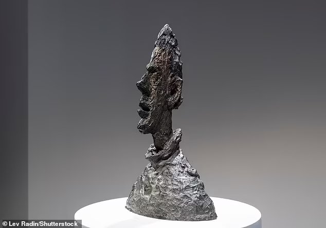 现场一片死寂，估价5亿的青铜头像流拍