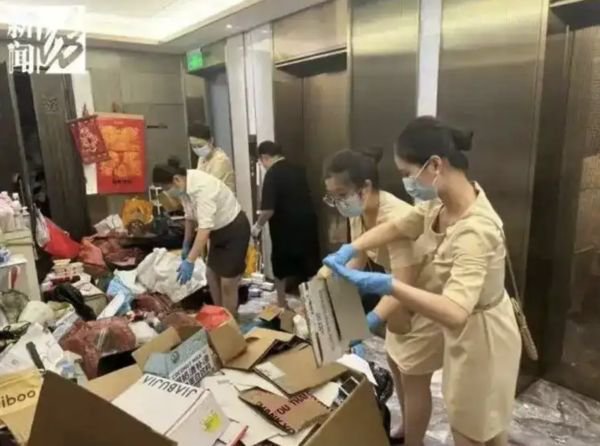 ▲▼上海1.5亿豪宅变「垃圾屋」 妇人天天拾荒逼疯邻居。 （图/翻摄新闻坊）