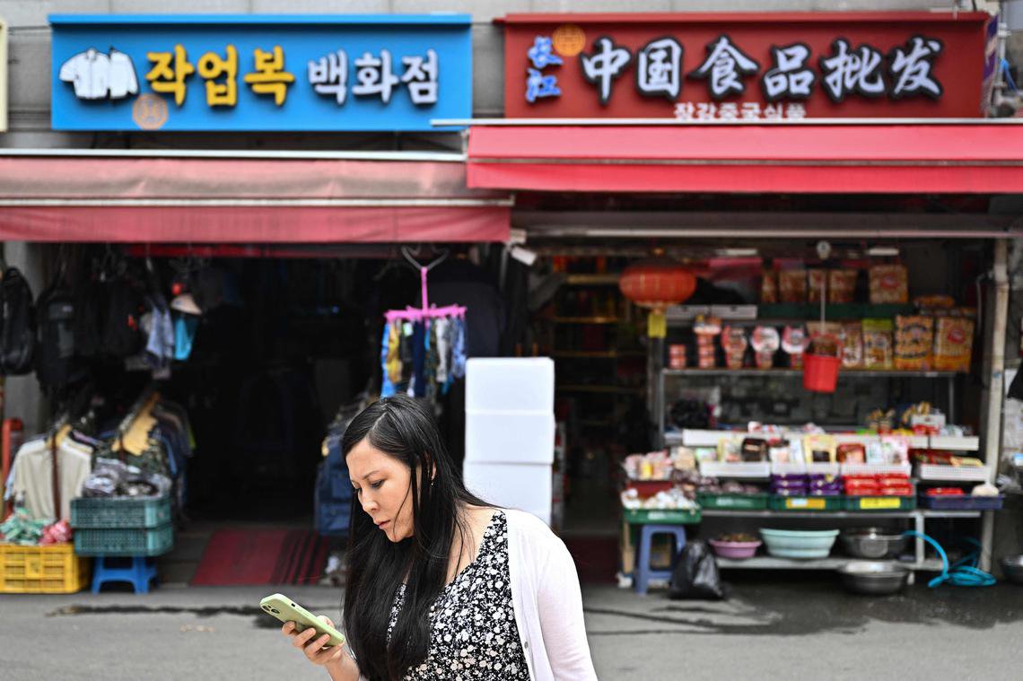 韩国首尔的大林洞居住着数以千计的华人，这里到处可见到挂着中文招牌的店铺。 （法新社）