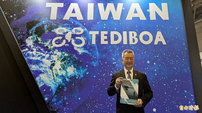 台湾卓越无人机海外商机联盟主席胡开宏带来台湾无人机业者完整型录,提供日本厂商参考。(记者林翠仪摄) 台湾卓越无人机海外商机联盟主席胡开宏带来台湾无人机业者完整型录,提供日本厂商参考。(记者林翠仪摄)