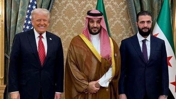 5月15日，特朗普、沙特王儲穆罕默德與敘利亞總統沙拉（Ahmed Al-Sharaa）在沙特會面。（Reuters）