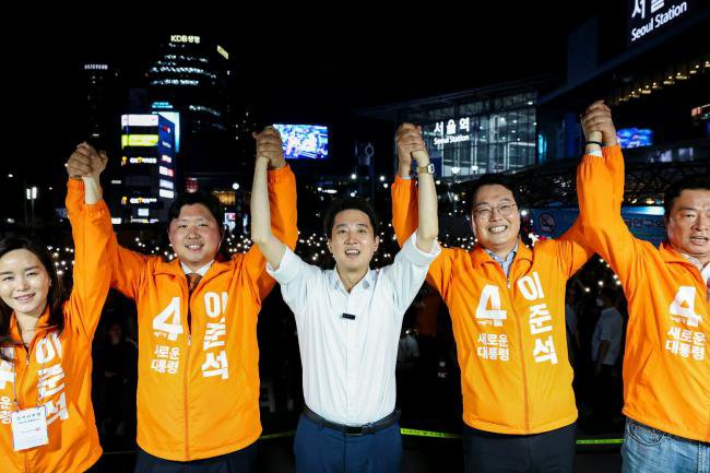 韩国大选惊现最年轻党魁参战 高颜值抢镜