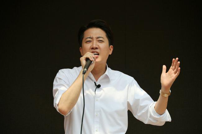 韩国大选惊现最年轻党魁参战 高颜值抢镜