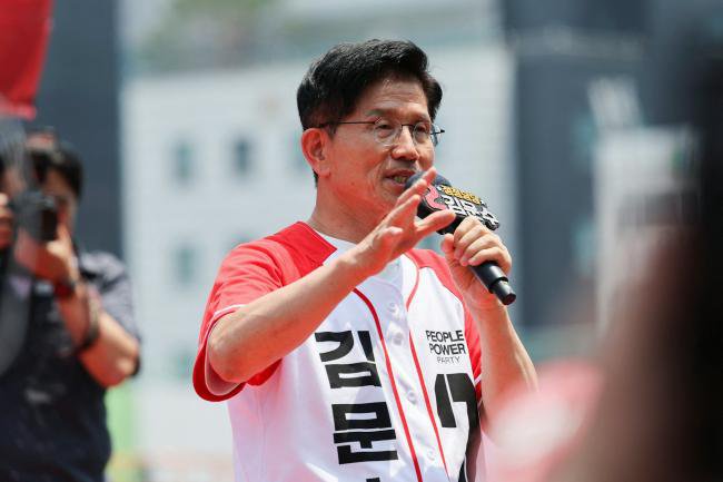 韩国大选惊现最年轻党魁参战 高颜值抢镜