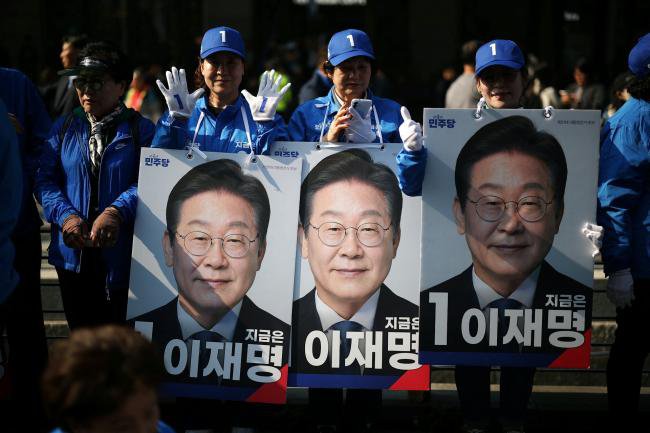 韩国大选惊现最年轻党魁参战 高颜值抢镜