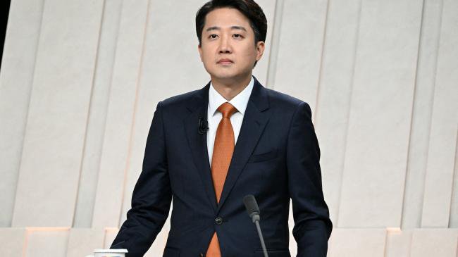 韩国大选惊现最年轻党魁参战 高颜值抢镜