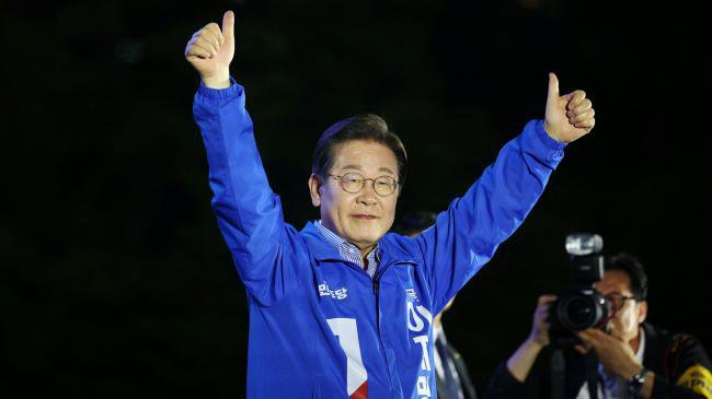 韩国大选惊现最年轻党魁参战 高颜值抢镜