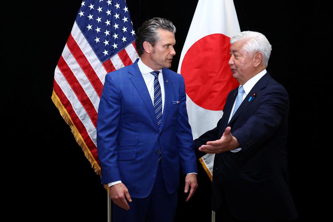 日本防长中谷元（左）和美国防长赫格塞斯星期六（5月31日）在新加坡香格里拉对话场边会晤。 （路透社）
