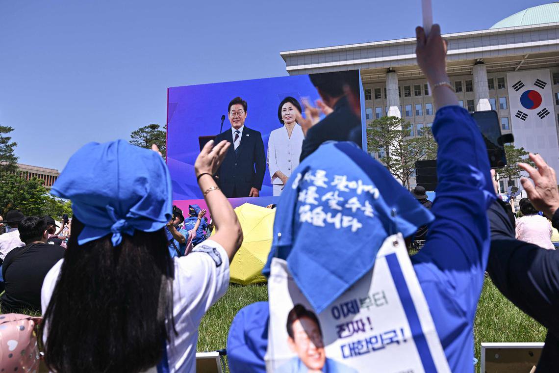 李在明支持者星期三（6月4日）在韩国国会外观看新总统就职仪式并欢呼。（法新社）
