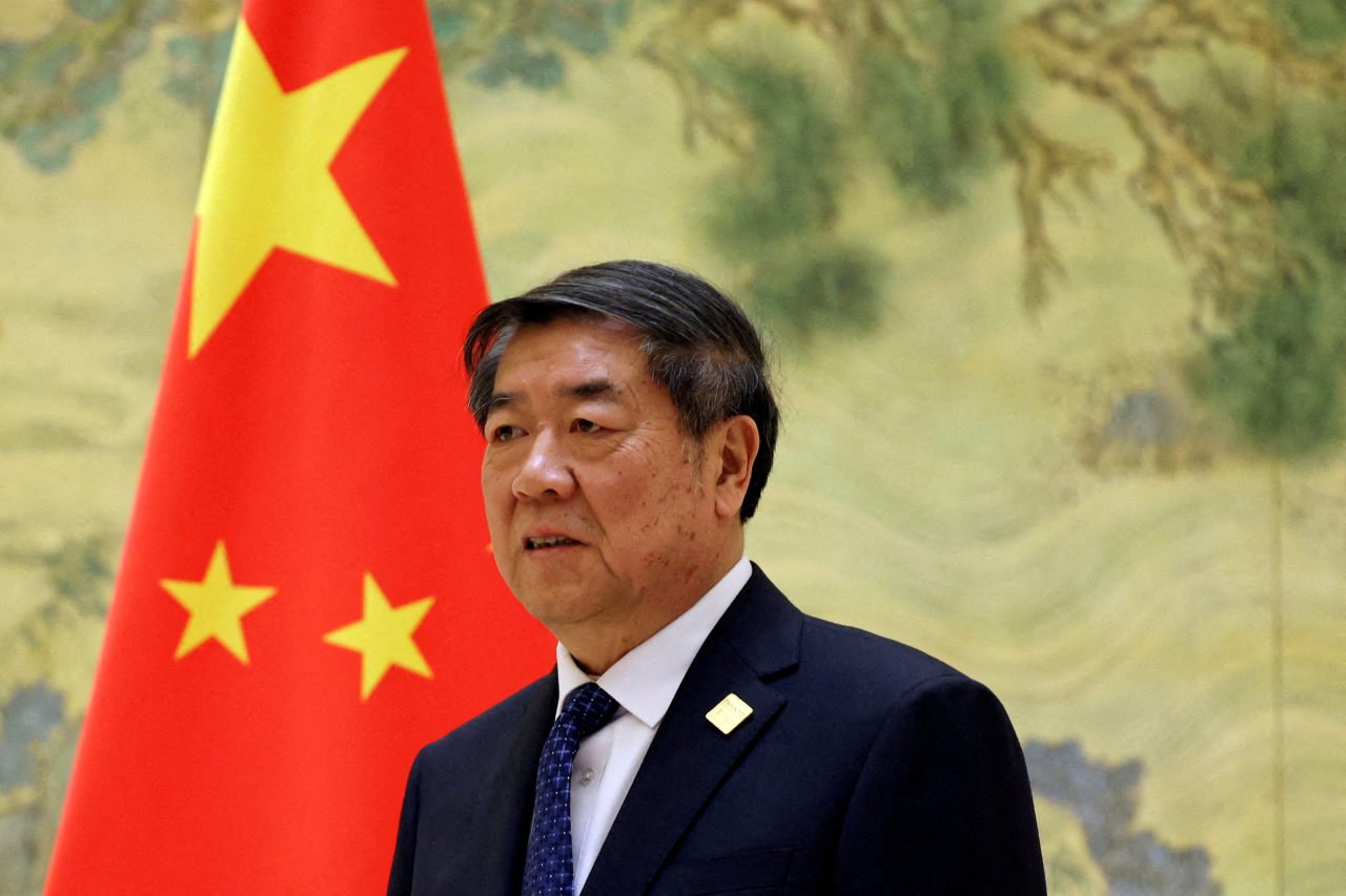 中方首席贸易谈判代表何立峰在最后一刻作出让步，同意恢复稀土矿产出口，推动了对美贸易休战协议的达成。