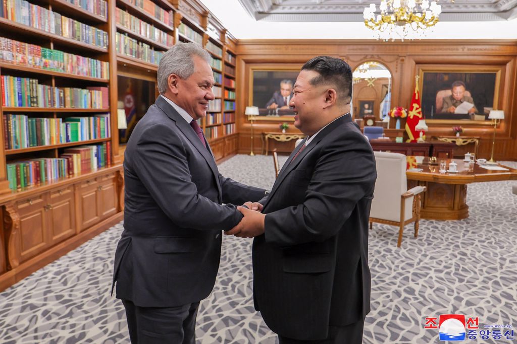 北韓領導人金正恩於2025年6月4日在平壤與俄羅斯聯邦安全會議秘書蕭依古握手。（圖／路透）