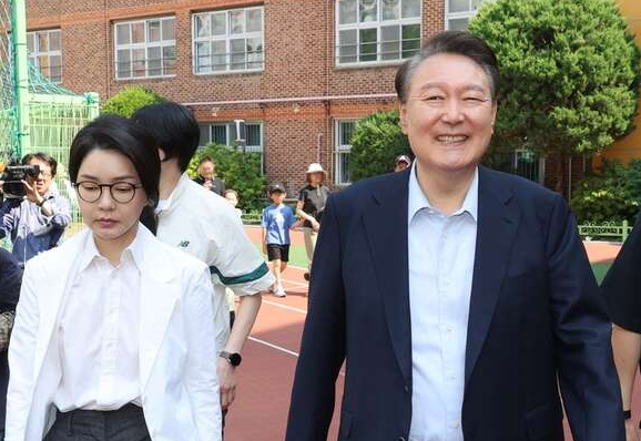 尹锡悦和52岁妻子久违现身，装扮低调显年轻