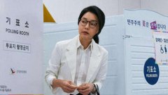 尹锡悦和52岁妻子久违现身，装扮低调显年轻