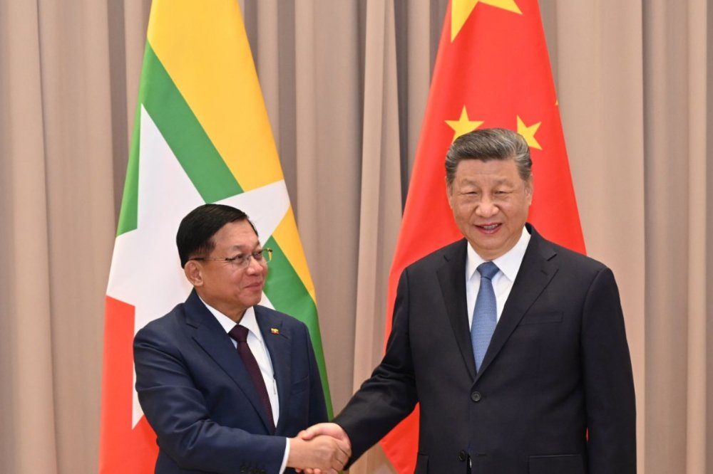 中国与缅甸各方势力交好来维护自身利益，核心目的是确保中缅能源管道安全，备战台海冲突。 图为缅甸军政府领导人敏昂来（左）与中国国家主席习近平（右）于5月9日在莫斯科会面。 （缅甸内政部）