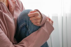 夫下药迷晕妻子  让6男轮流性侵