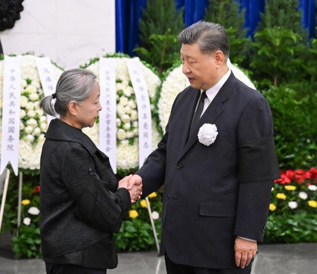 中共评许其亮：始终与党中央高度一致
