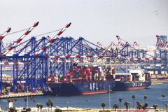 中国海运集装箱进口量暴跌