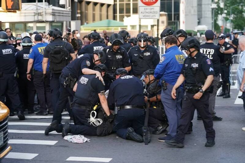 纽约市警局(NYPD)员警合力制伏并逮捕一名参与反对美国移民暨海关执法局(ICE)示威的民众。该抗议活动吸引数千人聚集,至少15人被捕。(法新社) 纽约市警局(NYPD)员警合力制伏并逮捕一名参与反对美国移民暨海关执法局(ICE)示威的民众。该抗议活动吸引数千人聚集,至少15人被捕。(法新社)